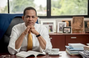 Julio César Valentín es designado superintendente de Seguros