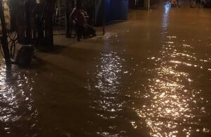 Aguaceros y basura arropan calles de Santiago