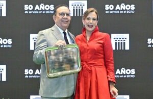 Gobernador Valdez Albizu cumple 50 años al servicio del Banco Central