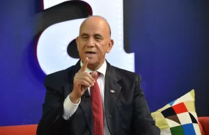 Luis de León se retira como aspirante a secretario general del PLD