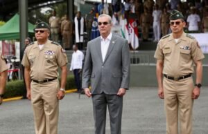 Luis Abinader entrega vehículos a las FF.AA