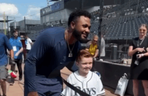 Junior Caminero regala bate a niño con cardiopatía y su reacción se vuelve viral