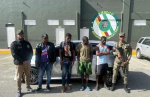 Apresan conductor con 3 haitianos indocumentados en el baúl de un carro