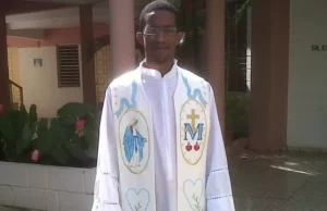 Tensión en Sosúa: Policía arresta al sacerdote Juan Luis Díaz Bonilla y a comunitarios durante desalojo en Cerro Alto