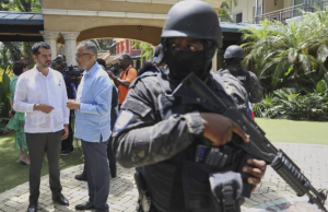 Las pandillas incendian el famoso hotel Oloffson