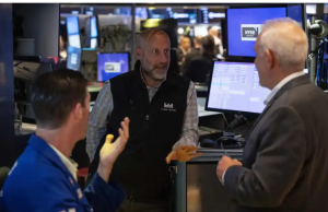 Caída de contrataciones en Estados Unidos y aplicación de aranceles hacen que Wall Street cierre a la baja