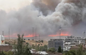 España: un grave incendio en Tres Cantos obliga a activar el nivel 2 de alerta y alcanza viviendas