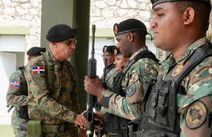 El comandante general del Ejército recorre 123 kilómetros en la frontera con Haití