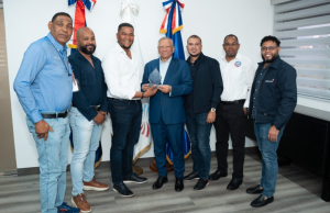 Sindicato reconoce al Dr. Leonardo Aguilera por mejorar la calidad laboral en Refidomsa