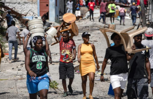 Cientos de desplazados en Haití intentan regresar a sus hogares tras retirarse las bandas