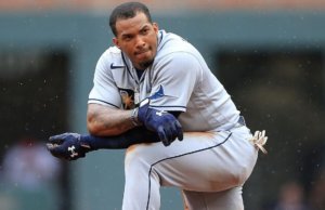 Agentes policiales asisten a Wander Franco tras sufrir episodio de salud mental