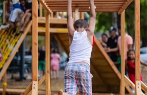 Senador Omar Fernández entrega parque inclusivo para niños con discapacidad