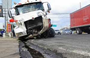Al menos tres vehículos colisionan en la avenida Kennedy; autoridades investigan el hecho