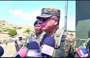 Ministro Defensa se reúne con directivos de Codevi y supervisa verja perimetral en Dajabón