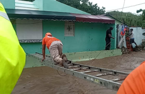 Defensa Civil rescata a varias familias, incluyendo a niños y ancianos, de inundaciones en Baní