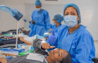 El INABIE beneficia a más de 700 estudiantes de Monte Plata en jornada de salud integral