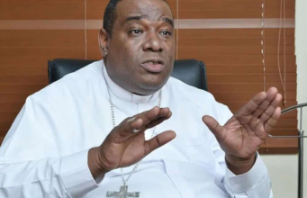 Monseñor Castro Marte solicita asfaltar el Bulevar Turístico; advierte de constantes tapones