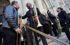 Fanáticos y seres queridos despiden a Willie Colón con misa pública en Nueva York