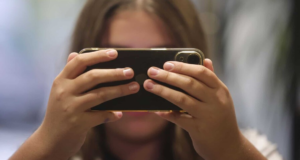 Una revisión de estudios relaciona el uso de pantallas con problemas mentales y sociales