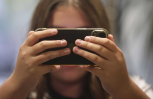 Una revisión de estudios relaciona el uso de pantallas con problemas mentales y sociales