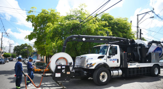 Caasd firma resuelve graves problemas del sistema sanitario con camiones hidrosuccionadores