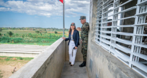 Ministro de Defensa y embajadora Leah Campos recorren la frontera por Dajabón