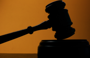 Condenan a hijo que planeó muerte de padre y la esposa de este para quedarse con propiedades