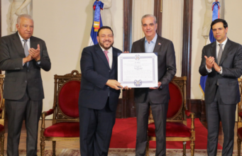 Presidente Abinader condecora de manera póstuma al expresidente Ulises Francisco Espaillat